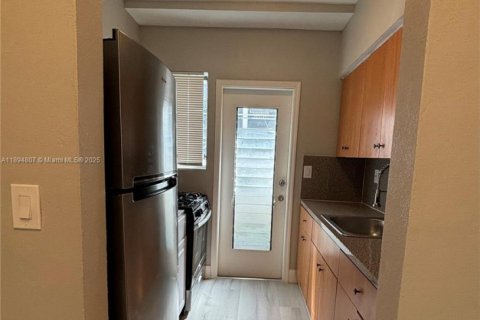 Снять в аренду квартиру в Майами-Бич, Флорида 51.1м2, № 1949257 - фото 2