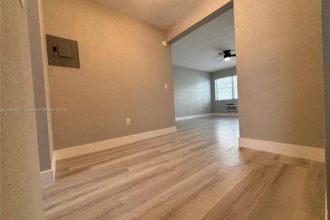 Снять в аренду квартиру в Майами-Бич, Флорида 51.1м2, № 1949257 - фото 3