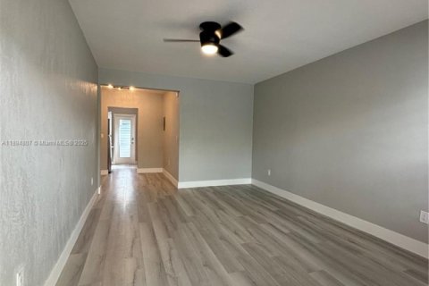 Снять в аренду квартиру в Майами-Бич, Флорида 51.1м2, № 1949257 - фото 1