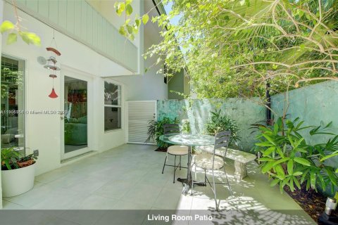 Townhouse in Miami, Florida 2 bedrooms, 123.56 sq.m. № 1953576 - photo 1