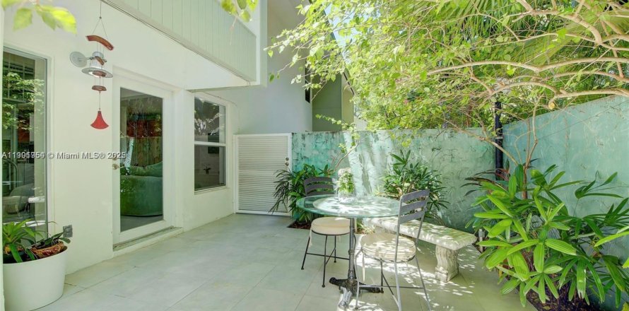 Townhouse in Miami, Florida 2 bedrooms, 123.56 sq.m. № 1953576