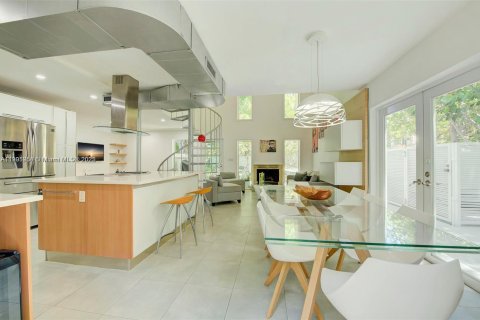 Townhouse in Miami, Florida 2 bedrooms, 123.56 sq.m. № 1953576 - photo 4