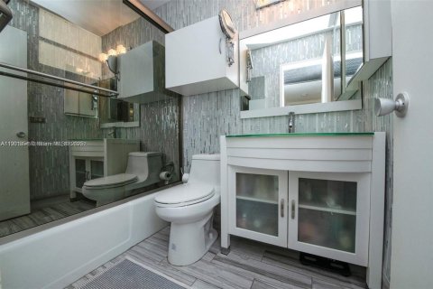 Townhouse in Miami, Florida 2 bedrooms, 123.56 sq.m. № 1953576 - photo 12