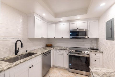 Снять в аренду кондоминиум в Помпано-Бич, Флорида 2 спальни, 97.55м2, № 1952942 - фото 2