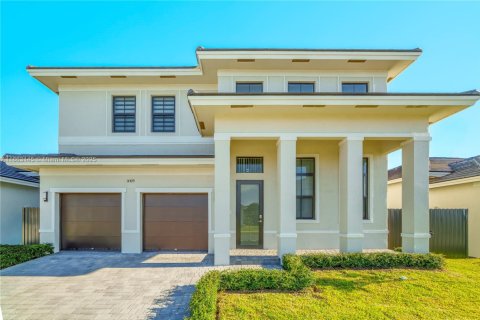 Купить виллу или дом в Майами, Флорида 5 спален, 255.57м2, № 1891462 - фото 1