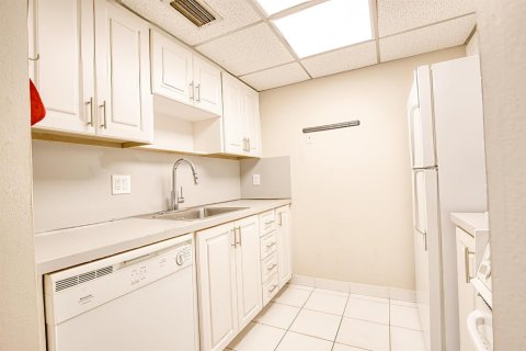 Condo in Pompano Beach, Florida, 1 bedroom  № 2191806 - photo 13
