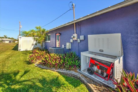 House in Cape Coral, Florida 3 bedrooms, 145.76 sq.m. № 1518237 - photo 18