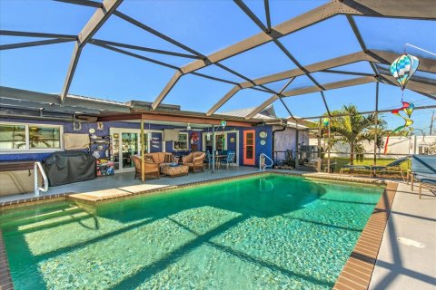 House in Cape Coral, Florida 3 bedrooms, 145.76 sq.m. № 1518237 - photo 24