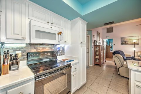 House in Cape Coral, Florida 3 bedrooms, 145.76 sq.m. № 1518237 - photo 6