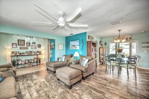 House in Cape Coral, Florida 3 bedrooms, 145.76 sq.m. № 1518237 - photo 4