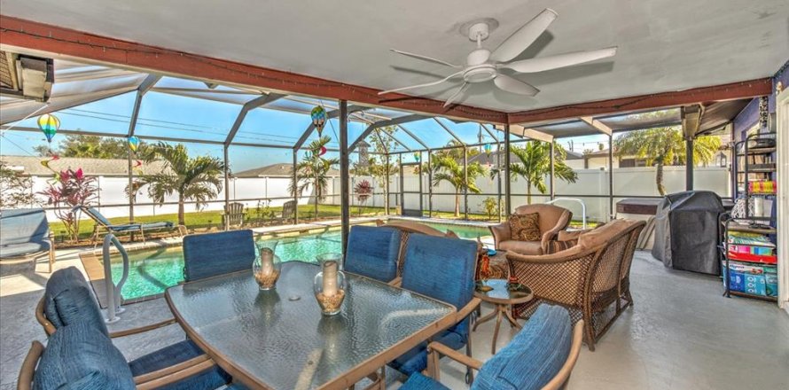 House in Cape Coral, Florida 3 bedrooms, 145.76 sq.m. № 1518237