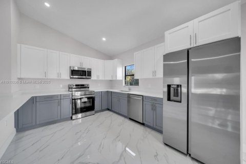 Casa en venta en Lehigh Acres, Florida, 3 dormitorios № 2018295 - foto 7