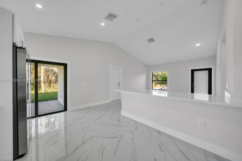 Casa en venta en Lehigh Acres, Florida, 3 dormitorios № 2018295 - foto 4
