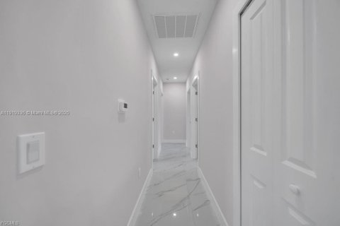 Casa en venta en Lehigh Acres, Florida, 3 dormitorios № 2018295 - foto 12