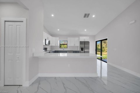 Casa en venta en Lehigh Acres, Florida, 3 dormitorios № 2018295 - foto 5