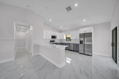 Casa en venta en Lehigh Acres, Florida, 3 dormitorios № 2018295 - foto 8