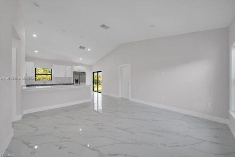 Casa en venta en Lehigh Acres, Florida, 3 dormitorios № 2018295 - foto 6