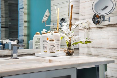 Condo in Miami Beach, Florida, 1 bedroom  № 2022961 - photo 24