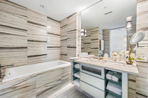 Condo in Miami Beach, Florida, 1 bedroom  № 2022961 - photo 22