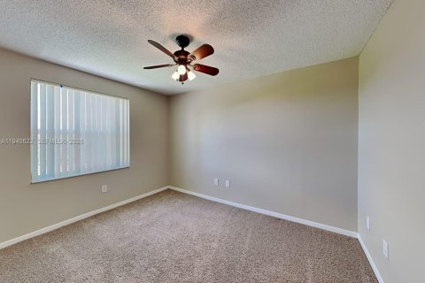 House in Pembroke Pines, Florida 3 bedrooms, 158.77 sq.m. № 1997742 - photo 11