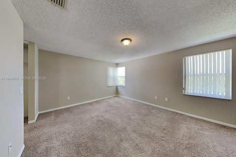 House in Pembroke Pines, Florida 3 bedrooms, 158.77 sq.m. № 1997742 - photo 14