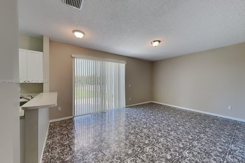 House in Pembroke Pines, Florida 3 bedrooms, 158.77 sq.m. № 1997742 - photo 7