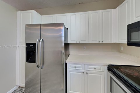 House in Pembroke Pines, Florida 3 bedrooms, 158.77 sq.m. № 1997742 - photo 5