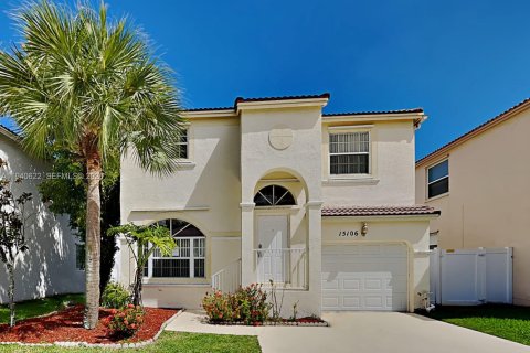 House in Pembroke Pines, Florida 3 bedrooms, 158.77 sq.m. № 1997742