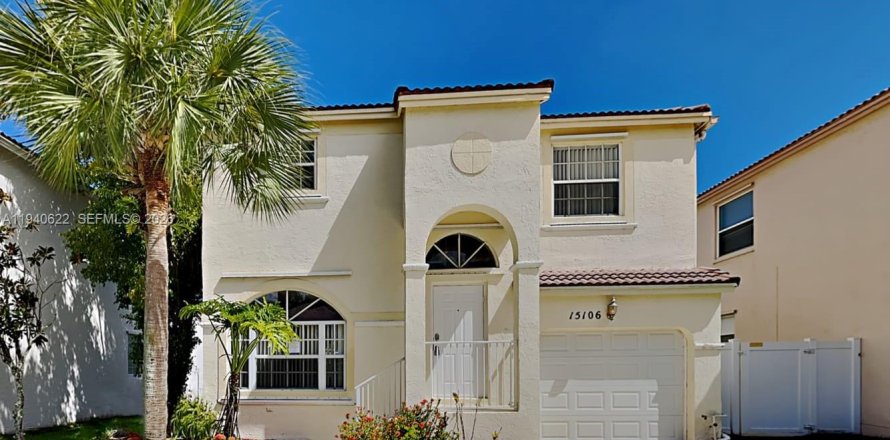 House in Pembroke Pines, Florida 3 bedrooms, 158.77 sq.m. № 1997742