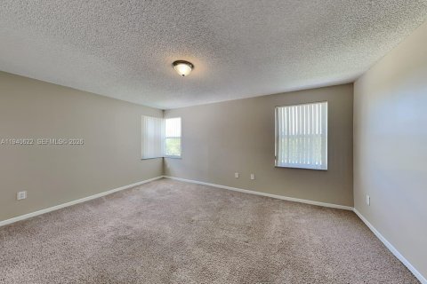 House in Pembroke Pines, Florida 3 bedrooms, 158.77 sq.m. № 1997742 - photo 12