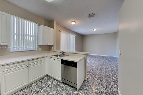 House in Pembroke Pines, Florida 3 bedrooms, 158.77 sq.m. № 1997742 - photo 6