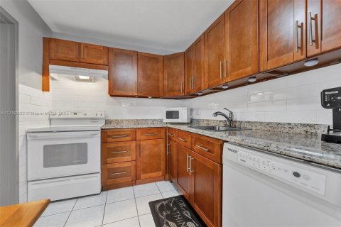 Condo in Lauderdale Lakes, Florida, 2 bedrooms  № 1861574 - photo 3