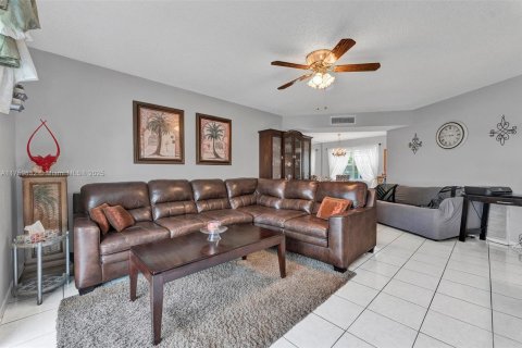 Condo in Lauderdale Lakes, Florida, 2 bedrooms  № 1861574 - photo 10