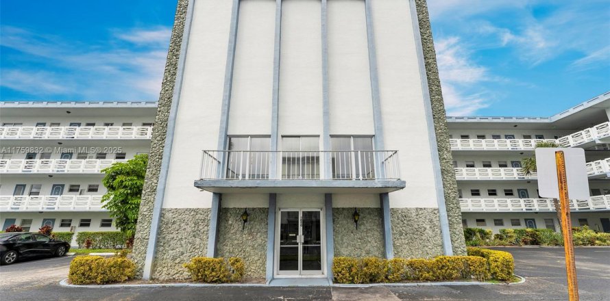 Condo in Lauderdale Lakes, Florida, 2 bedrooms  № 1861574