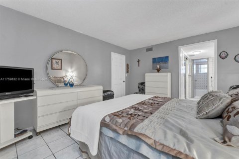 Condo in Lauderdale Lakes, Florida, 2 bedrooms  № 1861574 - photo 16