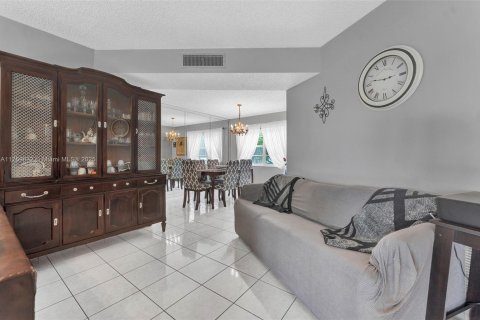 Condo in Lauderdale Lakes, Florida, 2 bedrooms  № 1861574 - photo 13