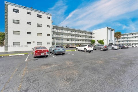 Condo in Lauderdale Lakes, Florida, 2 bedrooms  № 1861574 - photo 2
