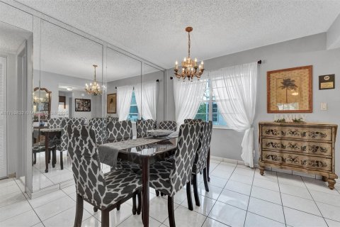 Condo in Lauderdale Lakes, Florida, 2 bedrooms  № 1861574 - photo 8