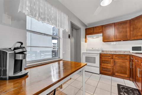 Condo in Lauderdale Lakes, Florida, 2 bedrooms  № 1861574 - photo 5