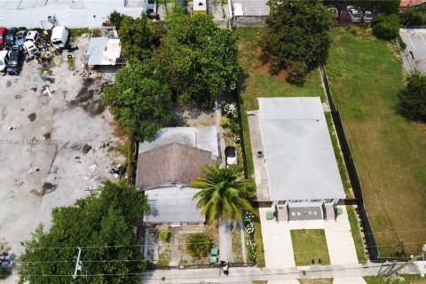 Propiedad comercial en venta en Miami, Florida, 149.76 m2 № 2061560 - foto 8