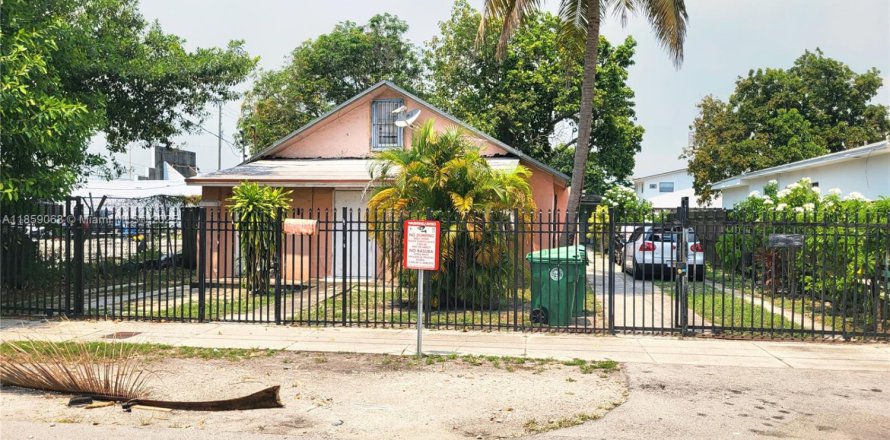 Propiedad comercial en Miami, Florida 149.76 m2 № 2061560