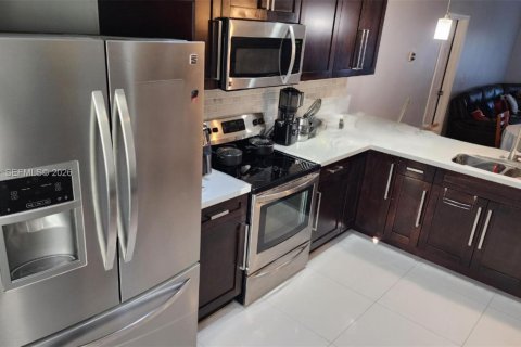 Villa ou maison à vendre à Miami, Floride: 4 chambres, 131.36 m2 № 2007484 - photo 2