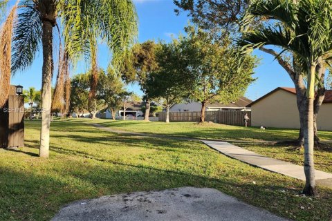 Villa ou maison à vendre à Miami, Floride: 4 chambres, 131.36 m2 № 2007484 - photo 9