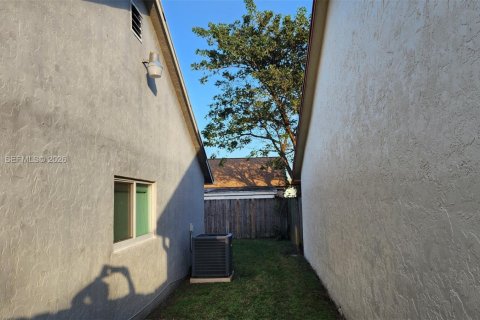 Villa ou maison à vendre à Miami, Floride: 4 chambres, 131.36 m2 № 2007484 - photo 11