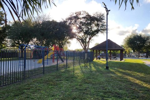 Villa ou maison à vendre à Miami, Floride: 4 chambres, 131.36 m2 № 2007484 - photo 8