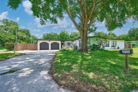 House in Sanford, Florida 5 bedrooms, 206.8 sq.m. № 2223076