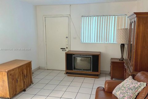 Condo in Miami Beach, Florida, 1 bedroom  № 2043104 - photo 11