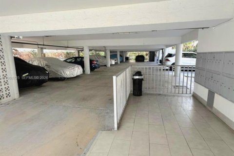 Condo in Miami Beach, Florida, 1 bedroom  № 2043104 - photo 2