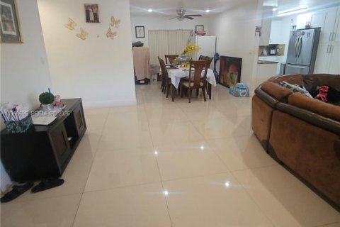 House in Miami, Florida 3 bedrooms, 161.65 sq.m. № 2030982 - photo 6