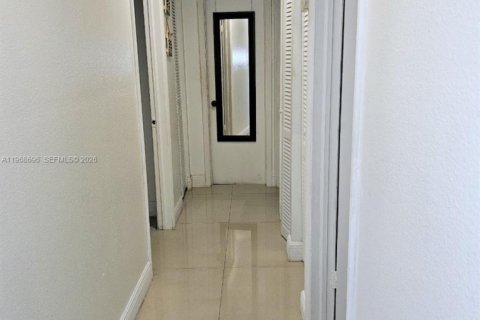 House in Miami, Florida 3 bedrooms, 161.65 sq.m. № 2030982 - photo 7